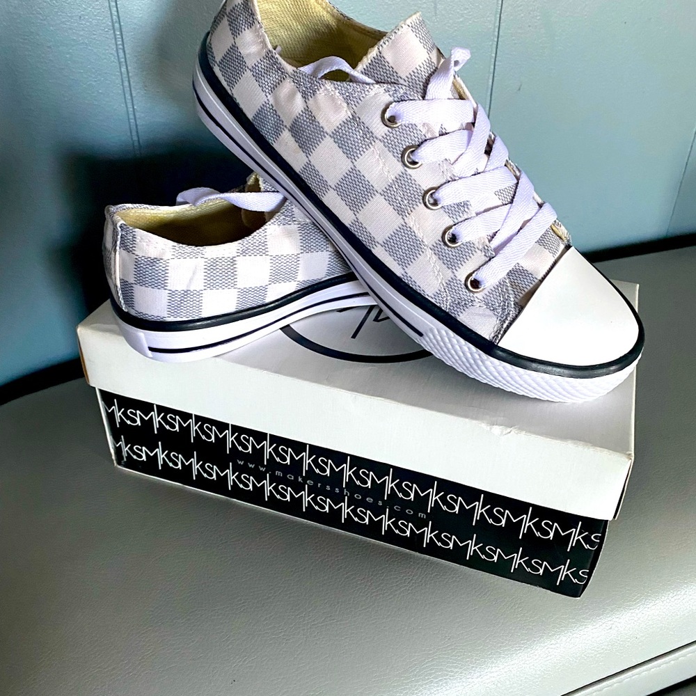 Sneakers Sz 8 - Boutique style